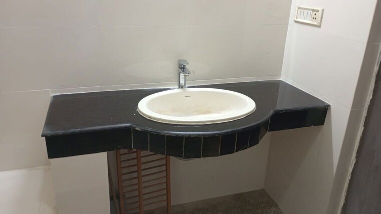 Bathroom, dlf phase i 3 Bedroom 500 Sq.Yd. Apartment In Dlf Phase I Gurgaon 10398070