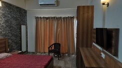 1 RkApartment For Rent in Paramount Golf Forest Studio Apartments - OAK Towe