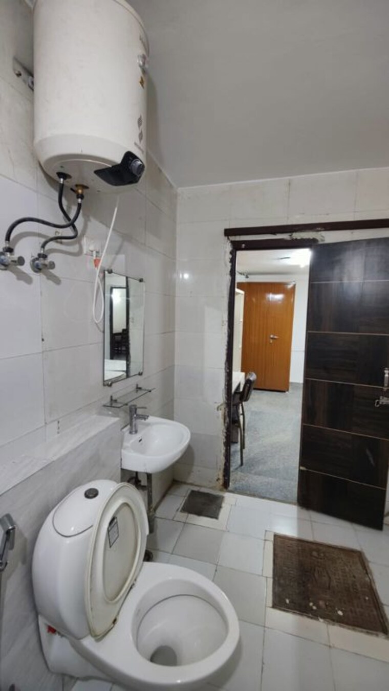 Bathroom, sector 33 3 Bedroom 2200 Sq.Ft. Builder Floor In Sector 33 Gurgaon 10398250
