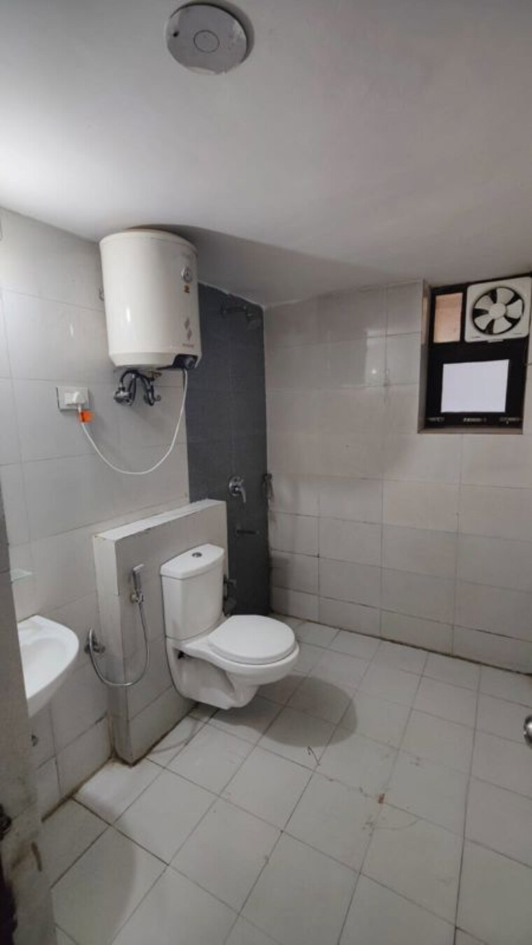 Bathroom, sector 33 3 Bedroom 2200 Sq.Ft. Builder Floor In Sector 33 Gurgaon 10398250