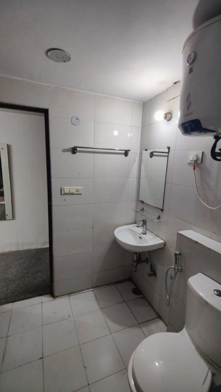 Bathroom, sector 33 3 Bedroom 2200 Sq.Ft. Builder Floor In Sector 33 Gurgaon 10398250