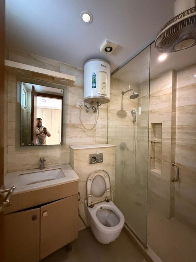 Bathroom, south extension ii 3 Bedroom 1800 Sq.Ft. Builder Floor In South Extension ii Delhi 10398353