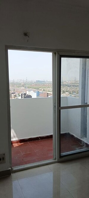 Room in 2 BHK Apartment at Proview Officer City, Raj Nagar Extension – for Rent