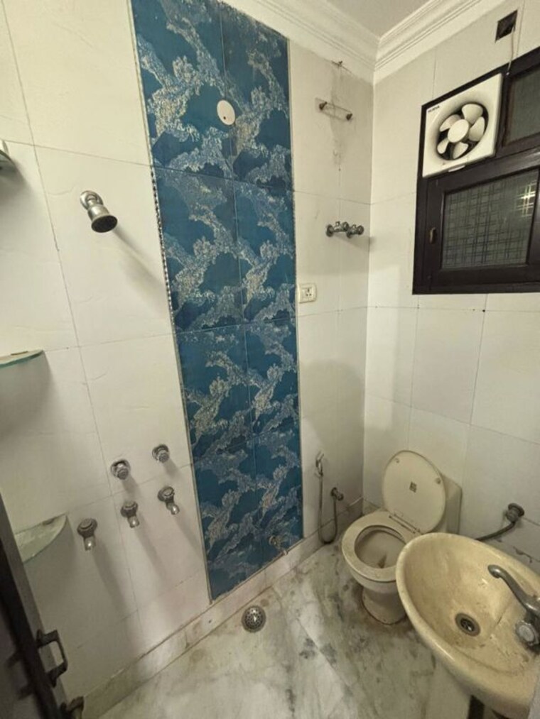 Bathroom, basai dara pur 2 Bedroom 88 Sq.Yd. Builder Floor In Basai Dara Pur Delhi 10398438