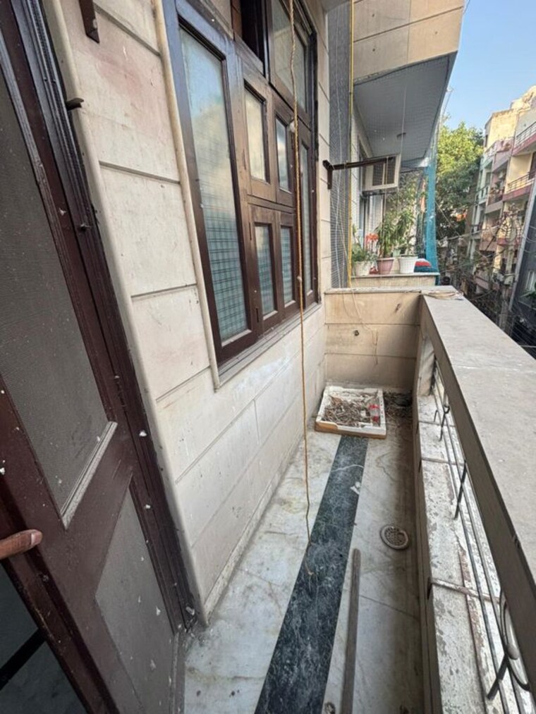 Balcony, basai dara pur 2 Bedroom 88 Sq.Yd. Builder Floor In Basai Dara Pur Delhi 10398438