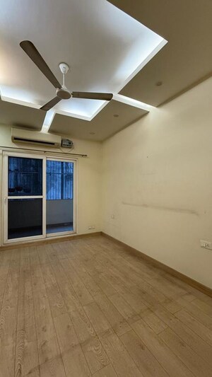 Room in 3 BHK Builder Floor at Sushant Lok I – for Rent