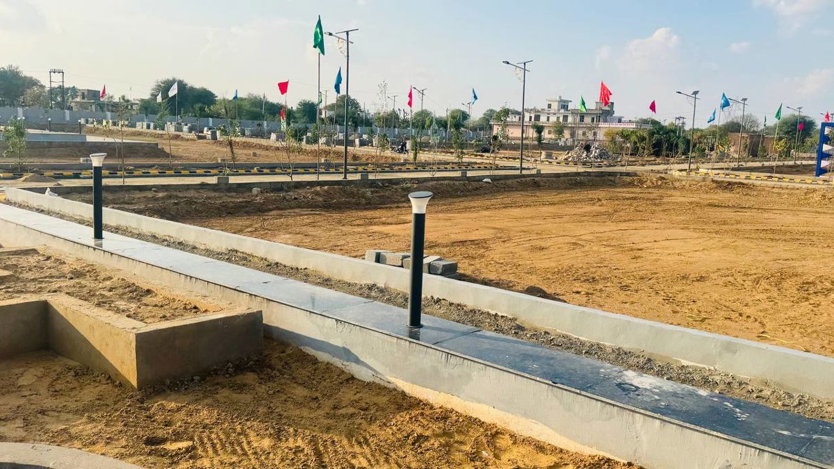 Plot For Sale in Theekariya