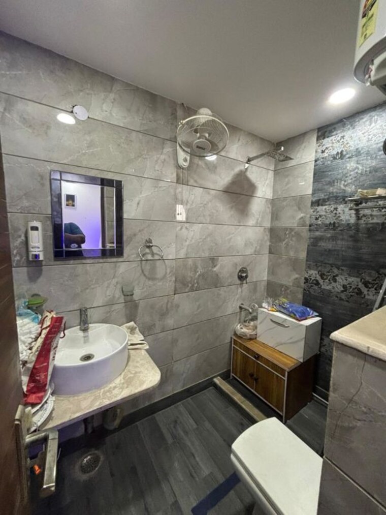 Bathroom, rajouri garden 3 Bedroom 160 Sq.Ft. Builder Floor In Rajouri Garden Delhi 10398497