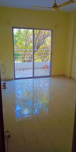 Room in 2 BHK Apartment at Kamgar Putala Vasahat – for Rent