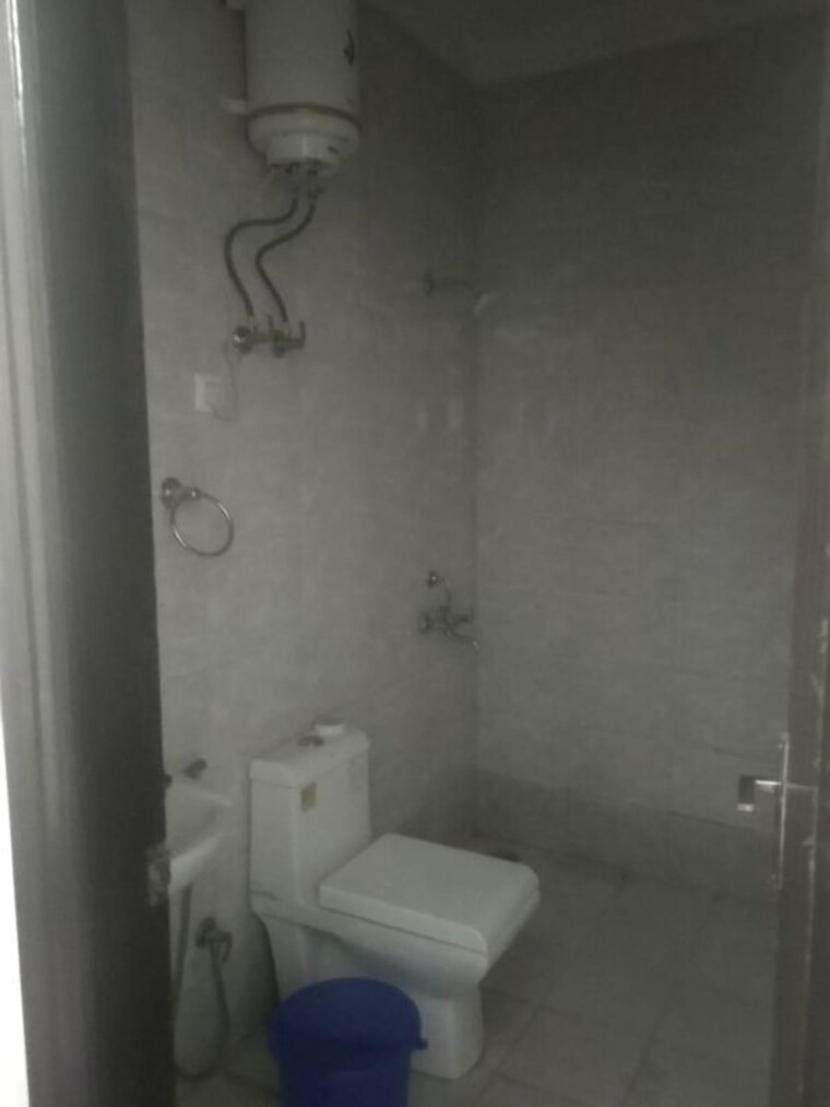 Bathroom, sector 43 2 Bedroom 150 Sq.Yd. Builder Floor In Sector 43 Gurgaon 10398563