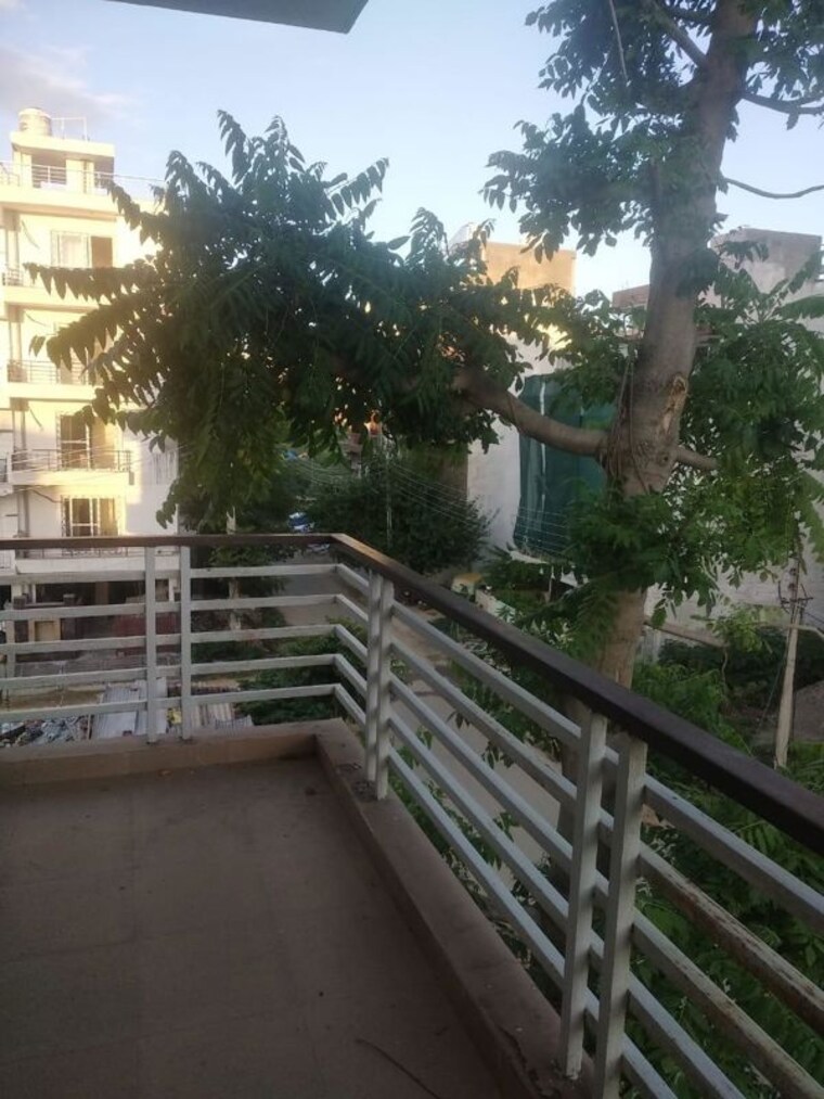 Balcony, sector 43 2 Bedroom 150 Sq.Yd. Builder Floor In Sector 43 Gurgaon 10398563