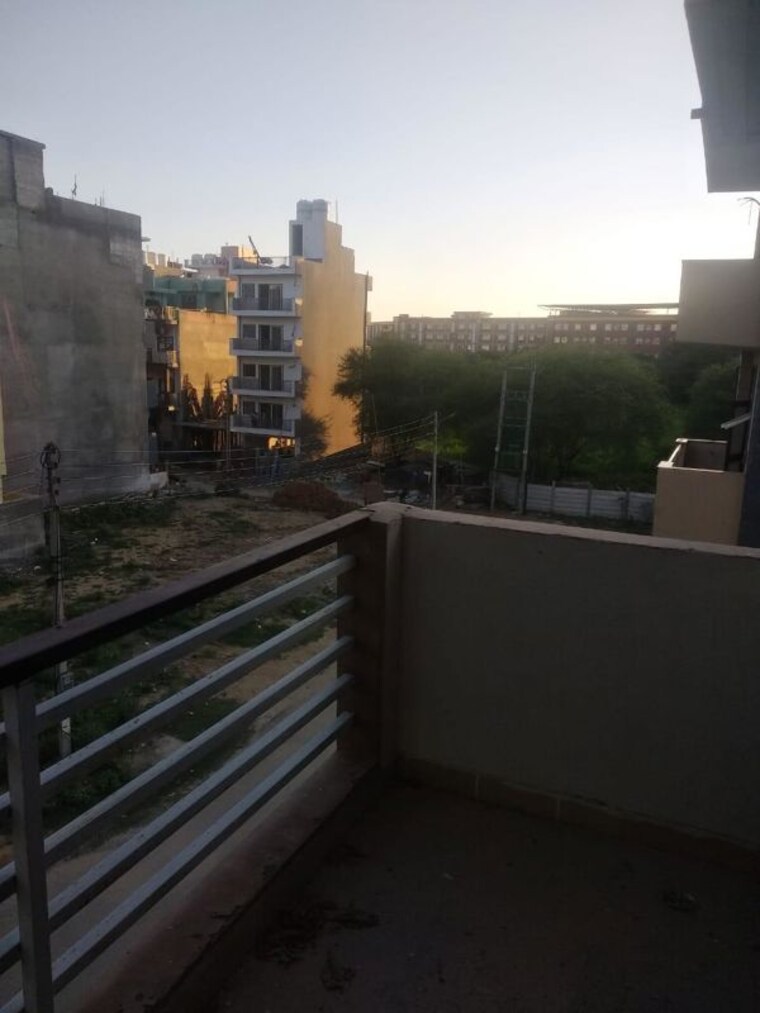 Balcony, sector 43 2 Bedroom 150 Sq.Yd. Builder Floor In Sector 43 Gurgaon 10398563