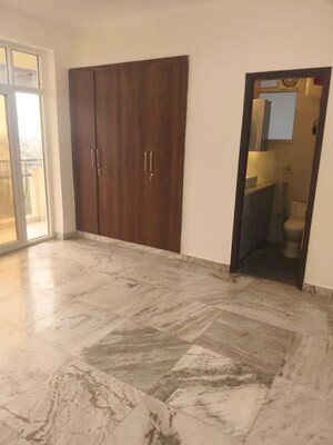 Room in 3 BHK Builder Floor at Sector 45 – for Rent
