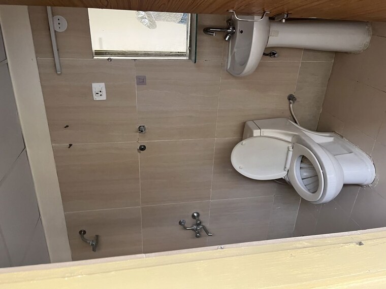 Bathroom, charms-castle 3.5 Bedroom 1850 Sq.Ft. Apartment In Raj Nagar Extension Ghaziabad 10373737