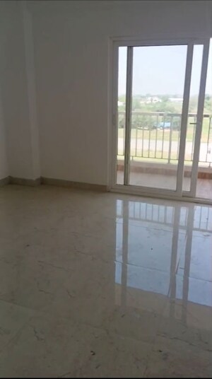 Room in 3 BHK Apartment at Uninav Utopia, Morti – for Rent