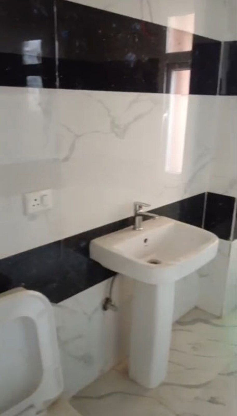 Bathroom, uninav-utopia 3 Bedroom 2195 Sq.Ft. Apartment In Morti Ghaziabad 10355393