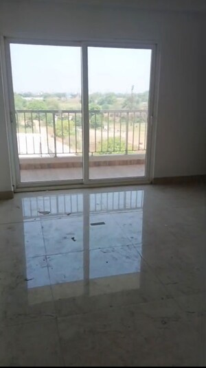 Room in 3 BHK Apartment at Uninav Utopia, Morti – for Rent