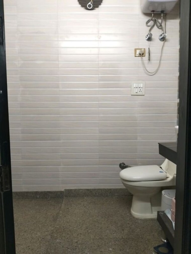Bathroom, rajouri garden 3 Bedroom 137 Sq.Ft. Builder Floor In Rajouri Garden Delhi 10398643
