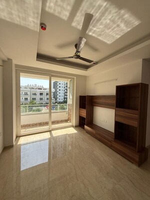 Room in 4 BHK Apartment at Omaxe Lake, North Mullanpur – for Rent