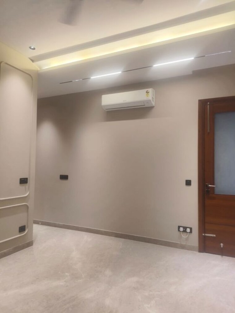 Room, safdarjung enclave 4 Bedroom 250 Sq.Yd. Builder Floor In Safdarjung Enclave Delhi 10398708