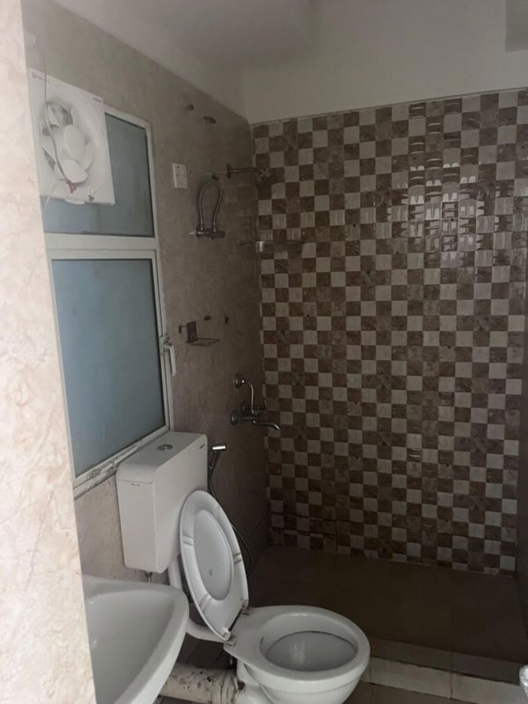 Bathroom, dlf-the-princeton-estate 2 Bedroom 800 Sq.Ft. Apartment In Dlf Phase V Gurgaon 10398714