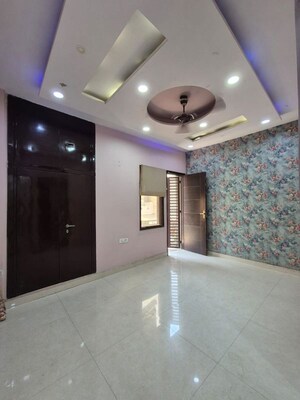 Room in 3 BHK Builder Floor at Mansarover Garden – for Rent