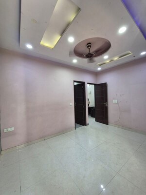 Room in 3 BHK Builder Floor at Mansarover Garden – for Rent