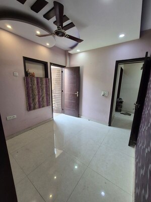Room in 3 BHK Builder Floor at Mansarover Garden – for Rent