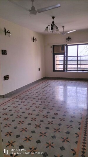 Room in 2 BHK Apartment at Llyod Estate, Wadala – for Rent