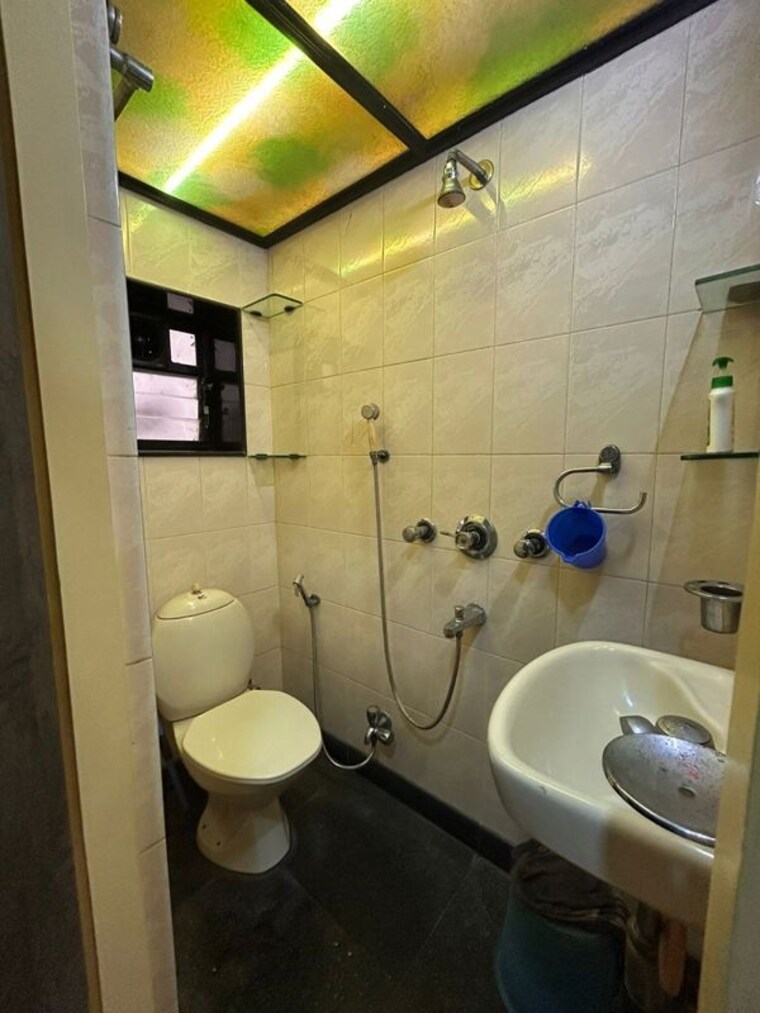 Bathroom, bandra west 1.5 Bedroom 650 Sq.Ft. Apartment In Bandra West Mumbai 10398756