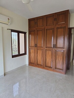 Room in 2 BHK Apartment at Bandra West – for Rent