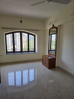 Room in 2 BHK Apartment at Bandra West – for Rent
