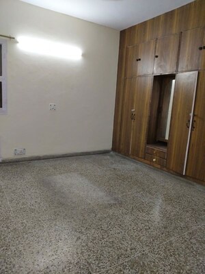 Room in 2.5 BHK Apartment at Ram Vihar, Sector 30 – for Rent