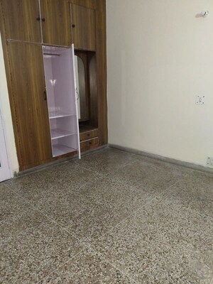Room in 2.5 BHK Apartment at Ram Vihar, Sector 30 – for Rent