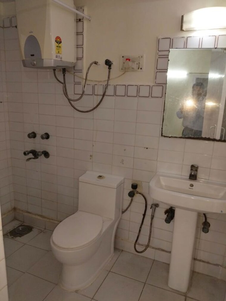 Bathroom, ram-vihar 2.5 Bedroom 1200 Sq.Ft. Apartment In Sector 30 Noida 10398832