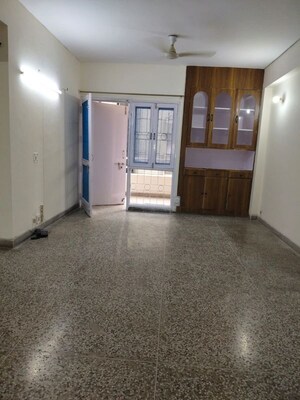 Room in 2.5 BHK Apartment at Ram Vihar, Sector 30 – for Rent