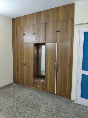 Room in 2.5 BHK Apartment at Ram Vihar, Sector 30 – for Rent