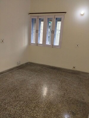 Room in 2.5 BHK Apartment at Ram Vihar, Sector 30 – for Rent