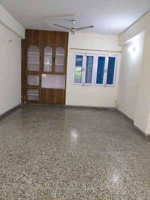 Room in 2.5 BHK Apartment at Ram Vihar, Sector 30 – for Rent
