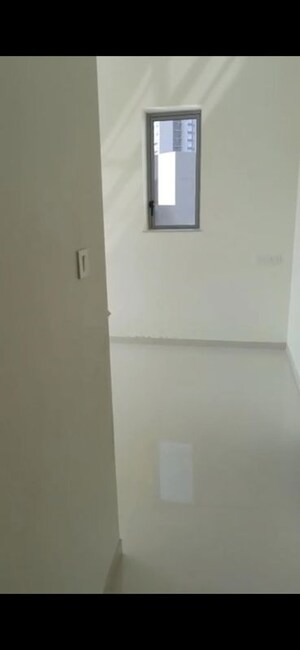 Room in 2 BHK Apartment at Kalpataru Vienta, Kandivali East – for Rent