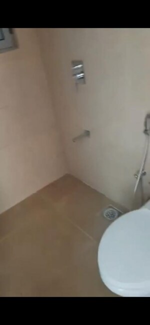 Furnished Amenities in 2 BHK Apartment at Kalpataru Vienta, Kandivali East – for Rent