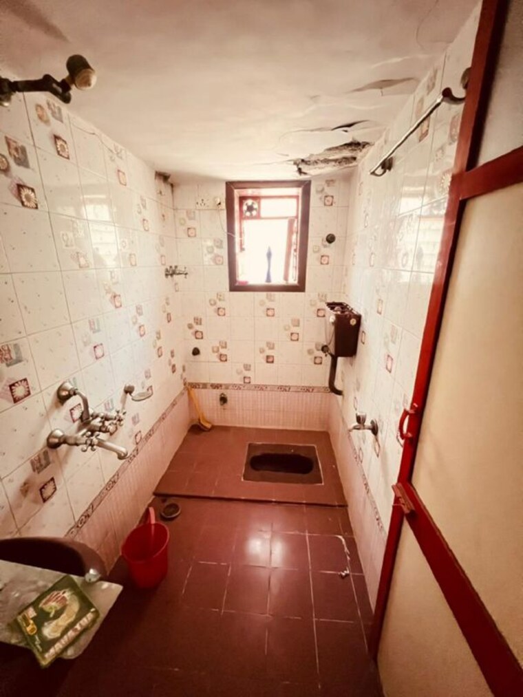 Bathroom, bandra west 2 Bedroom 700 Sq.Ft. Apartment In Bandra West Mumbai 10398952