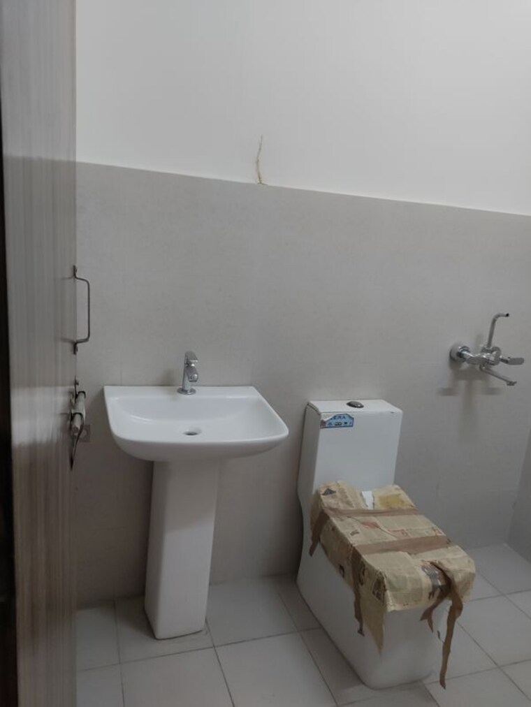 Bathroom, piyush-heights 2 Bedroom 1200 Sq.Ft. Apartment In Sector 89 Faridabad 10398894