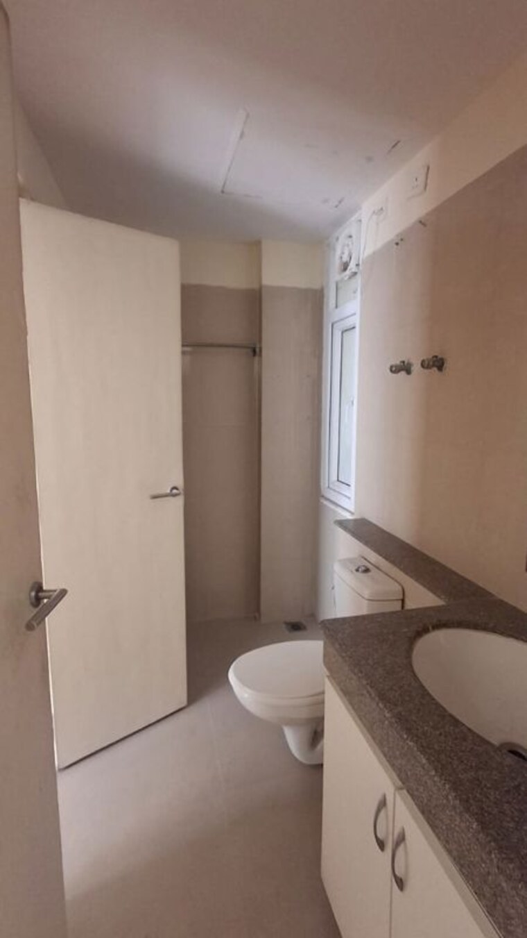 Bathroom, emaar-palm-hills 3.5 Bedroom 1450 Sq.Ft. Apartment In Sector 77 Gurgaon 10398978