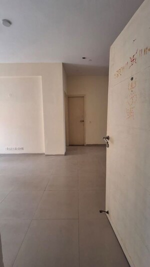 Room in 3.5 BHK Apartment at Emaar Palm Hills, Sector 77 – for Rent
