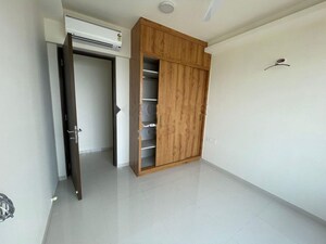 Room in 3 BHK Apartment at Kalpataru Magnus, Bandra East – for Rent