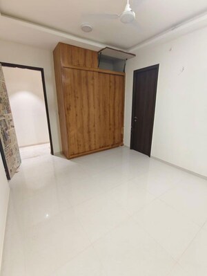 Room in 2 BHK Apartment at Kalpataru Magnus, Bandra East – for Rent