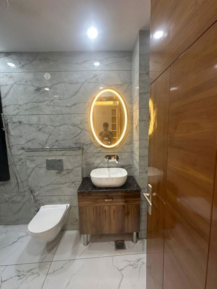 Bathroom, sector 8 dwarka 3.5 Bedroom 2000 Sq.Ft. Builder Floor In Sector 8 Dwarka Delhi 10399174