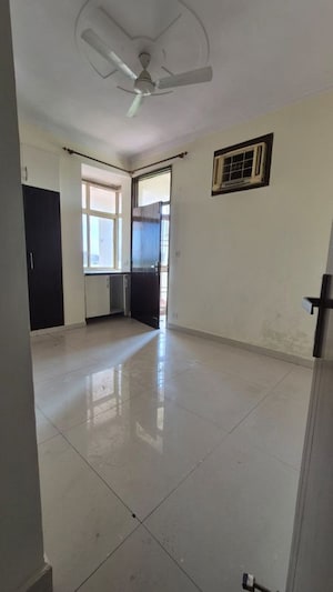 Room in 3 BHK Apartment at Sector 10 Dwarka – for Rent