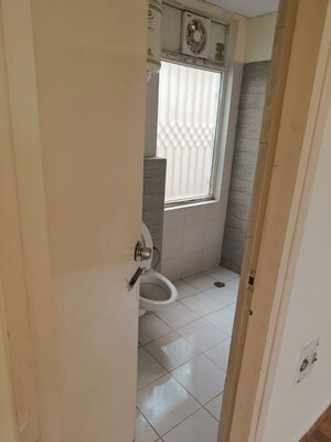 Bathroom in 3.5 BHK Apartment at Ardee City Palm Grove Heights, Sector 52 – for Rent